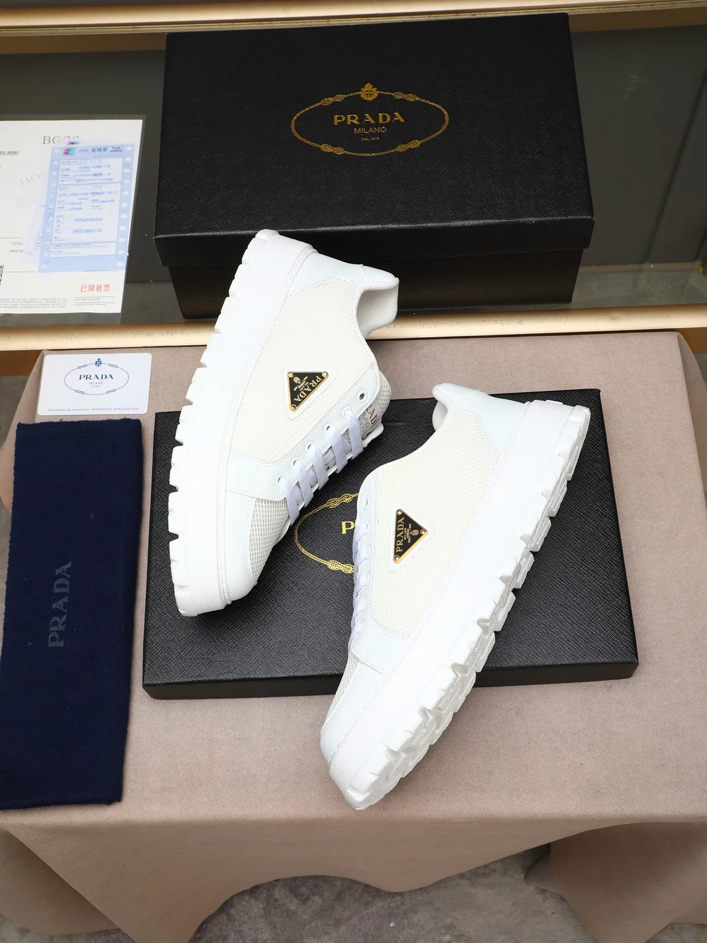 Men's Men's Shoes 💰440 Prada/Prada Men's new casual shoes, this sports shoe is made of imported calfskin upper with breathable mesh and breathable mesh lining. The foot pads are made of sheepskin, and the outsole is made of non-slip sports exclusive rubber outsole with logo. It feels good on the feet and is a fashionable item! Size: 38-44 (45 customized)